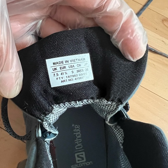 Like new- Women Solomon Outpulsr GTX Size 9 - Picture 8 of 9